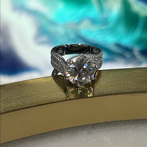 925 Sterling Silver 5 Carat Moissanite Ring - Luxurious Faux Diamond - Picture 5 of 10
